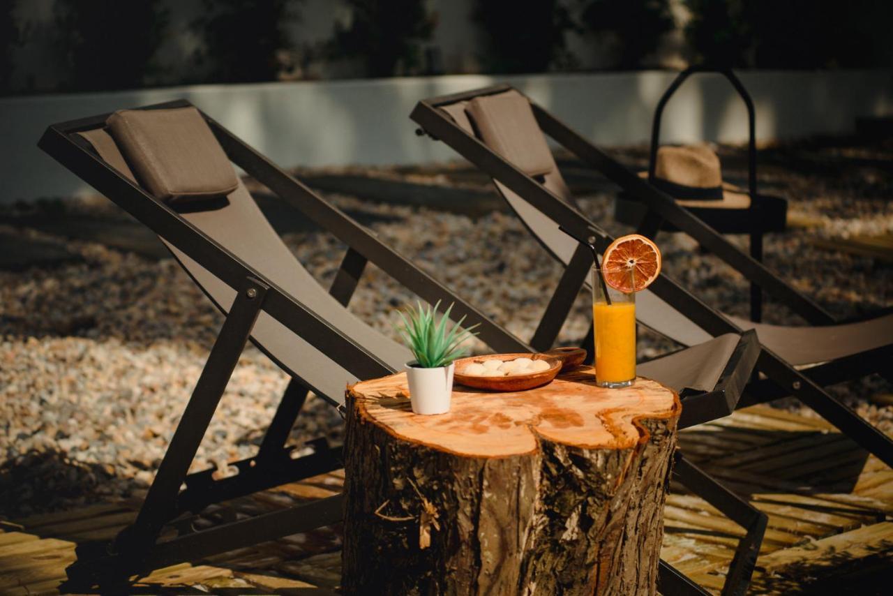 A House In Estoril - Adults Only Ξενοδοχείο Εξωτερικό φωτογραφία A tree stump table