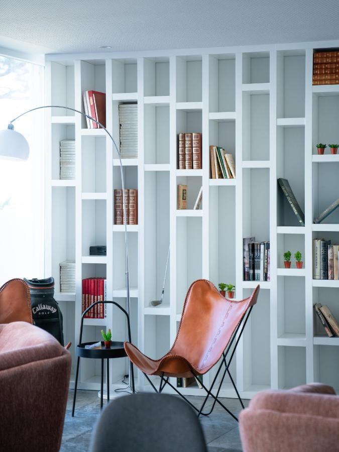 A House In Estoril - Adults Only Ξενοδοχείο Εξωτερικό φωτογραφία A bookcase